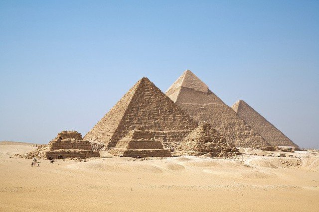 Unexpected discovery: The Giza Pyramid can concentrate electromagnetic energy into a chamber inside it